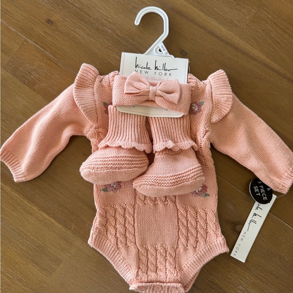 NWT Nicole Miller Peach Knit Baby Outfit Set - Picture 1 of 3